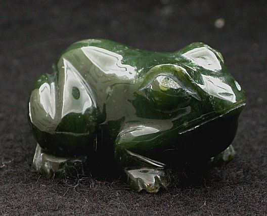 335 Carat CARVED BRITISH COLUMBIAN JADE BEAR w/ FISH  