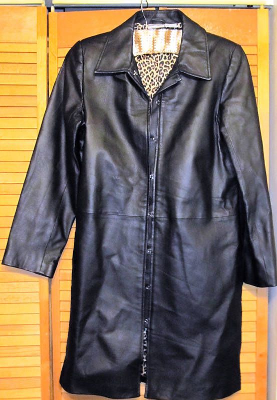 WOMANS BLACK FULL LENGTH LEATHER COAT/PRINT LINING( M)  