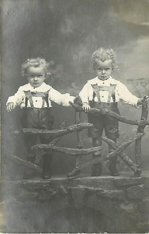 REAL PHOTO BEAUTIFUL CHILDREN LEDERHOSEN FENCE R50199  