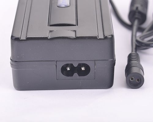   90W Laptop AC Power adapter (With UK / US / AU / UK Power Plug